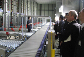 ケース自動倉庫や自動仕分け装置など、導入された各種物流システムを見学。