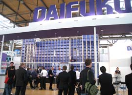 来場者の注目を集めた高能力のケース自動倉庫。