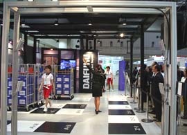 手前のゲートで入出荷検品を行い、平置きエリアでは天井のアンテナにより位置検知が可能。