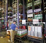 日本ペイント販売株式会社殿　格納数2,044パレットのCS（HP）。新たに電光表示板も採用し、作業の「見える化」を図った。