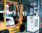 株式会社中川機器製作所殿　入出庫操作はフォークリフト上からリモコン操作にて行う