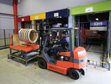 株式会社信光ステンレス殿　スタッカークレーン2基、格納数980パレットのRB。鋼種、線径や国産・輸入品の違いによって、線材、ロール、木箱など荷姿が異なっている。