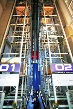 日経印刷株式会社殿 スタッカークレーン1台、格納数922パレットのCS。1~3階に2カ所ずつ入出庫口を設けている。