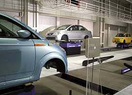 写真1. 自動車生産ラインへのRFID活用モデル（右手前がリーダアンテナ、その正面にRFタグ）