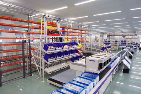 写真2.自動投入デジタルピックシステム（手前）