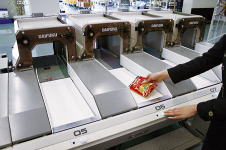 写真3.自動投入装置